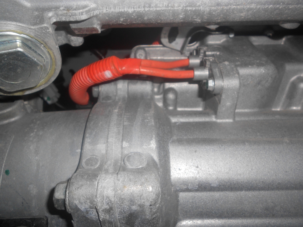Cavi ad alta tensione di colore arancio sulle auto elettriche e ibride